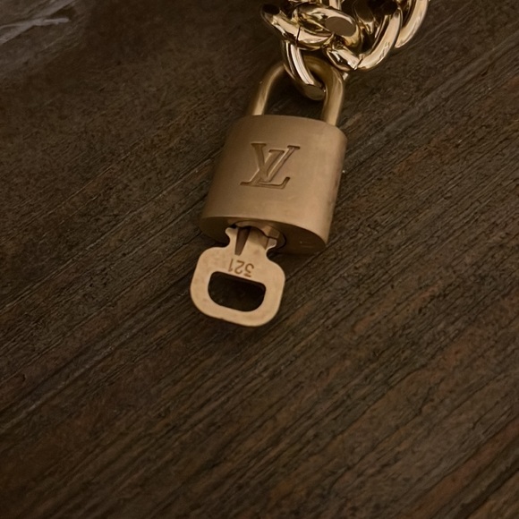 Authentic LouisVuitton lock & key #321 on an unbranded link necklace - Picture 2 of 5